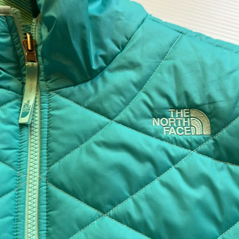 The North Face reversible puffers jacket.  Green, yellow, white swirl. Girls XL